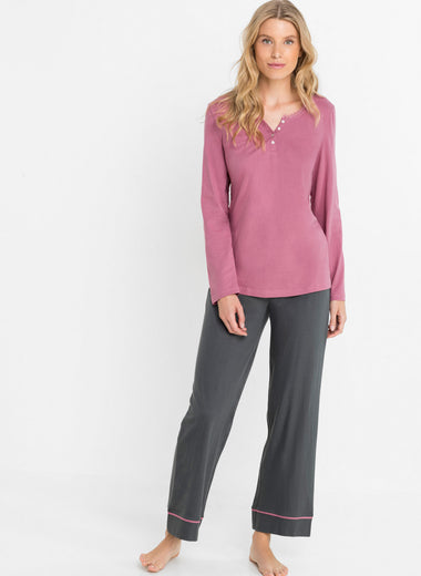 Feminine pajama suit with subtle lace