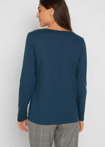 Classic long sleeve shirt with V-neck
