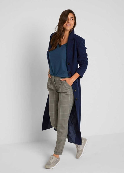 Classic long sleeve shirt with V-neck