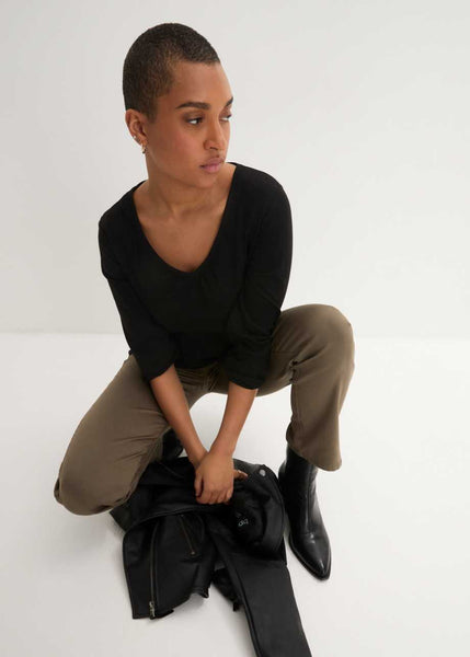 Comfortable shirt with long sleeves and V-neck