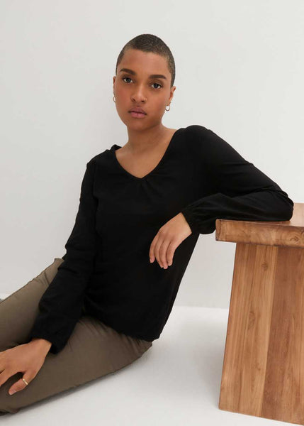 Comfortable shirt with long sleeves and V-neck