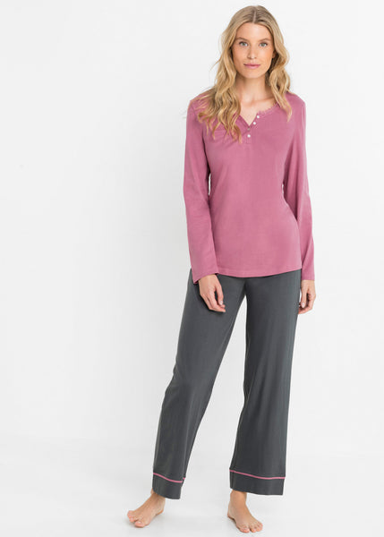 Feminine pajama suit with subtle lace