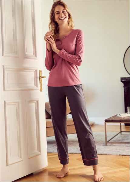 Feminine pajama suit with subtle lace